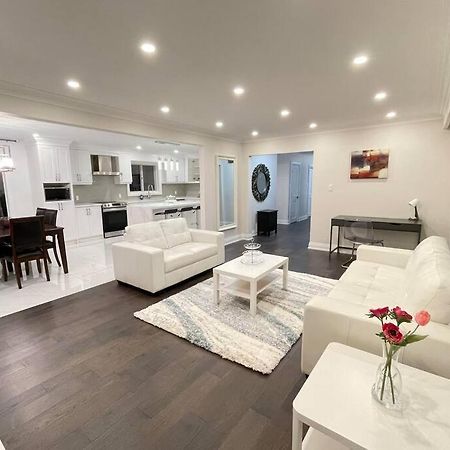 3-Bedroom Modern Luxury Apartment In The Heart Of City Торонто Екстериор снимка