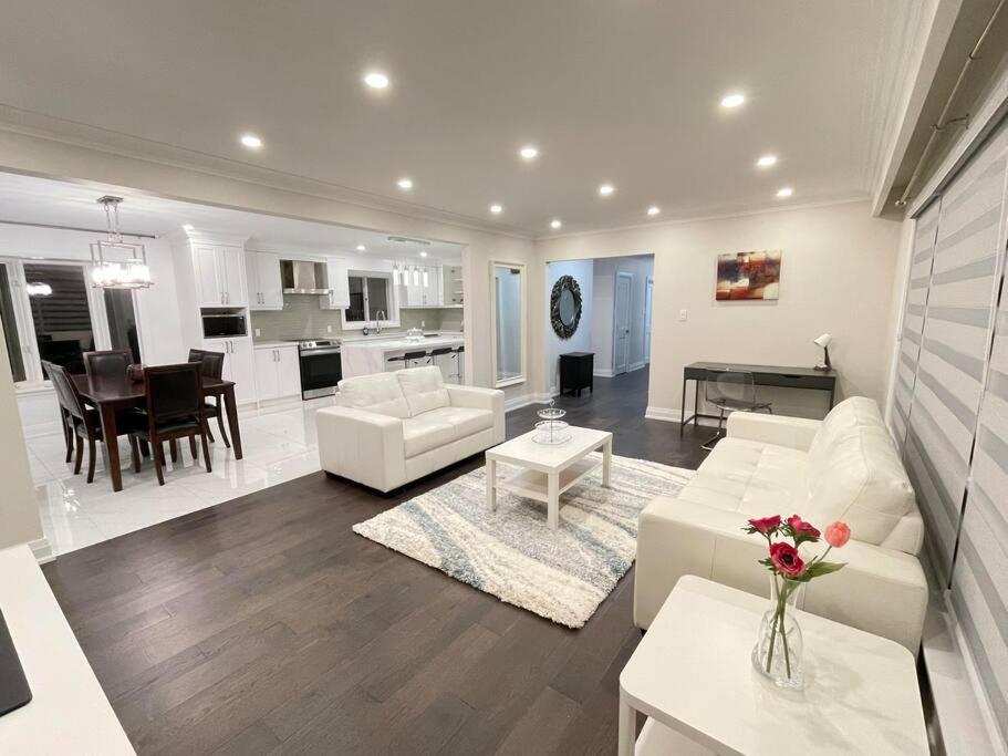 3-Bedroom Modern Luxury Apartment In The Heart Of City Торонто Екстериор снимка