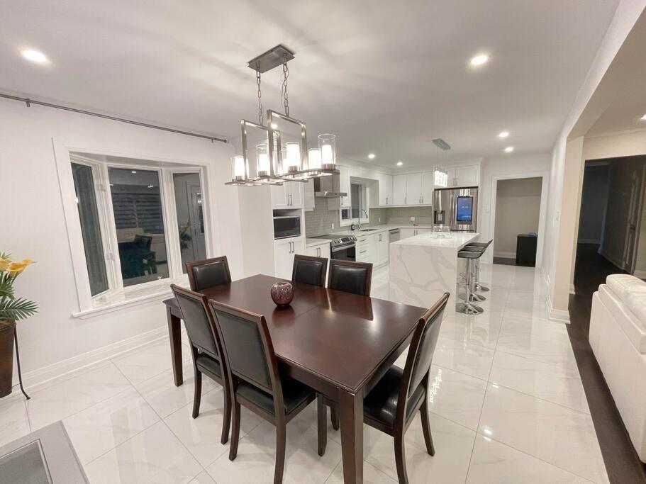 3-Bedroom Modern Luxury Apartment In The Heart Of City Торонто Екстериор снимка