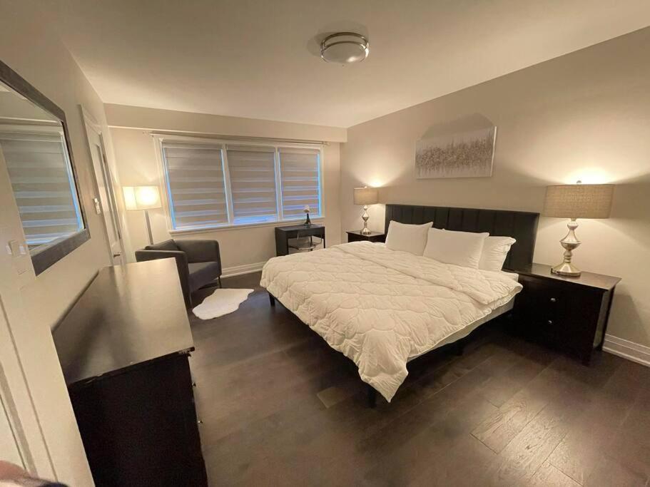 3-Bedroom Modern Luxury Apartment In The Heart Of City Торонто Екстериор снимка