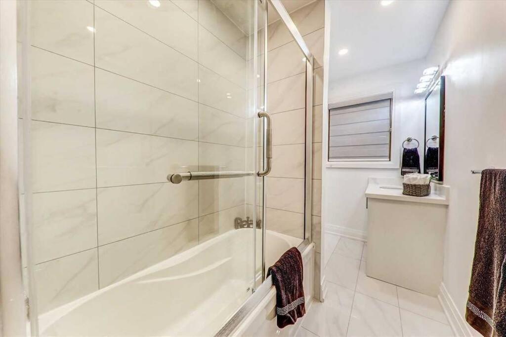 3-Bedroom Modern Luxury Apartment In The Heart Of City Торонто Екстериор снимка