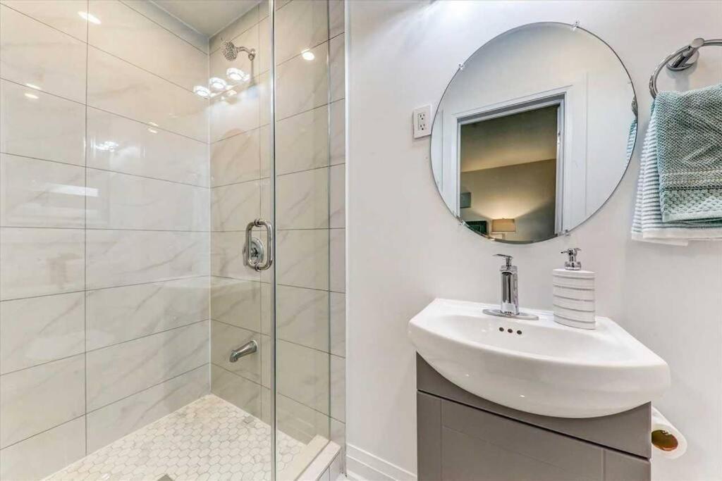 3-Bedroom Modern Luxury Apartment In The Heart Of City Торонто Екстериор снимка