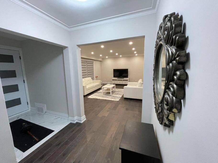 3-Bedroom Modern Luxury Apartment In The Heart Of City Торонто Екстериор снимка