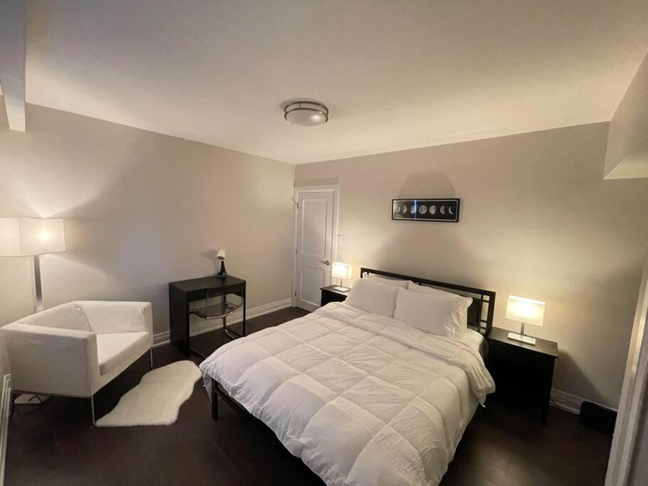 3-Bedroom Modern Luxury Apartment In The Heart Of City Торонто Екстериор снимка