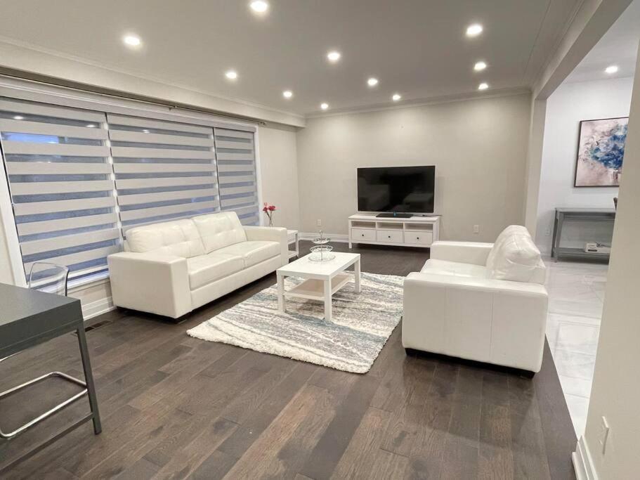 3-Bedroom Modern Luxury Apartment In The Heart Of City Торонто Екстериор снимка