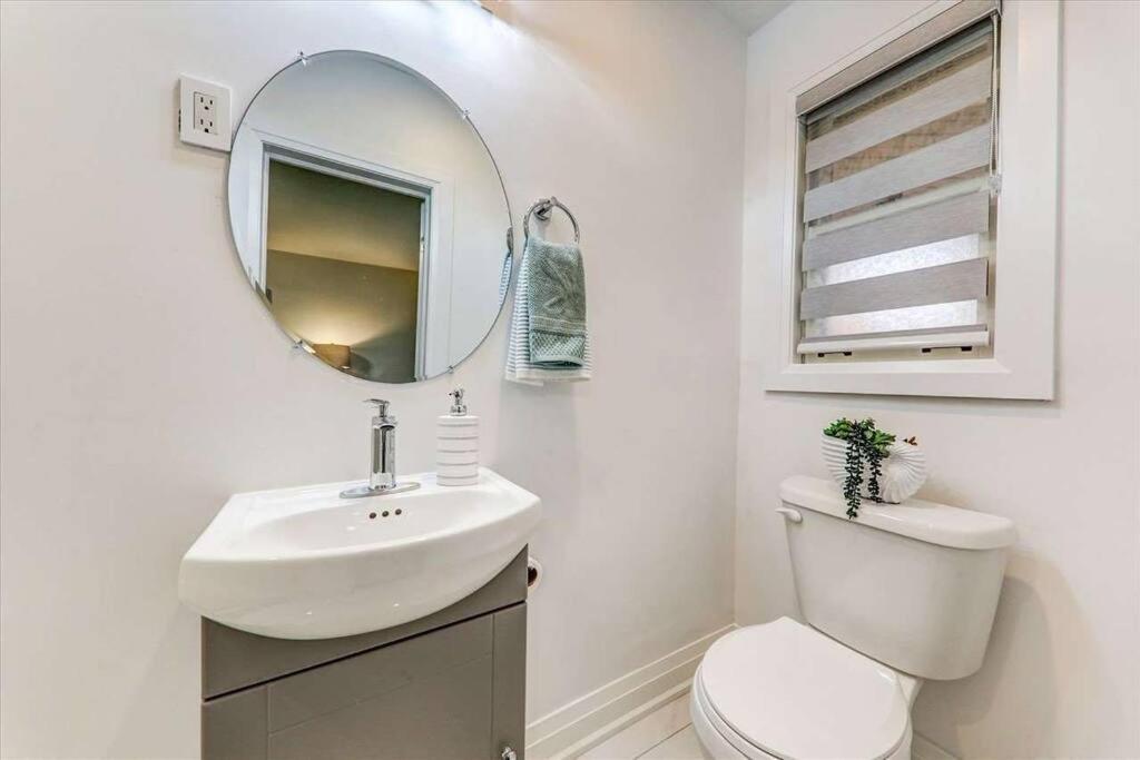 3-Bedroom Modern Luxury Apartment In The Heart Of City Торонто Екстериор снимка