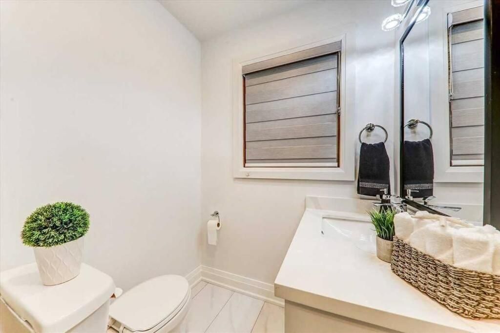 3-Bedroom Modern Luxury Apartment In The Heart Of City Торонто Екстериор снимка
