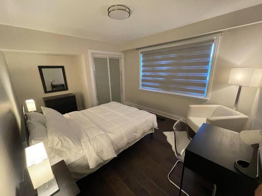 3-Bedroom Modern Luxury Apartment In The Heart Of City Торонто Екстериор снимка