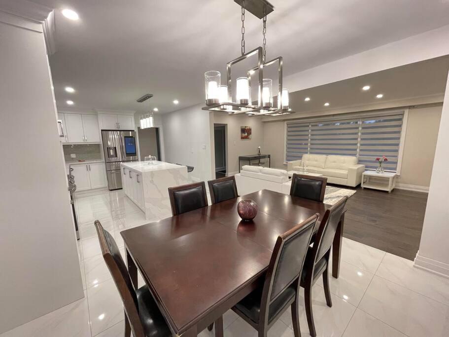 3-Bedroom Modern Luxury Apartment In The Heart Of City Торонто Екстериор снимка