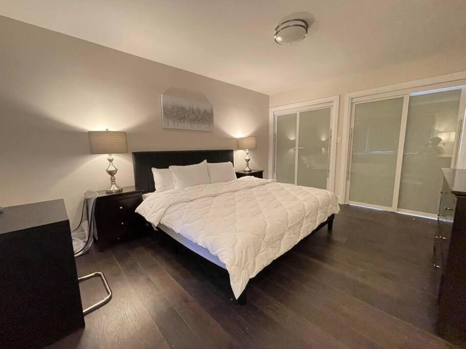 3-Bedroom Modern Luxury Apartment In The Heart Of City Торонто Екстериор снимка