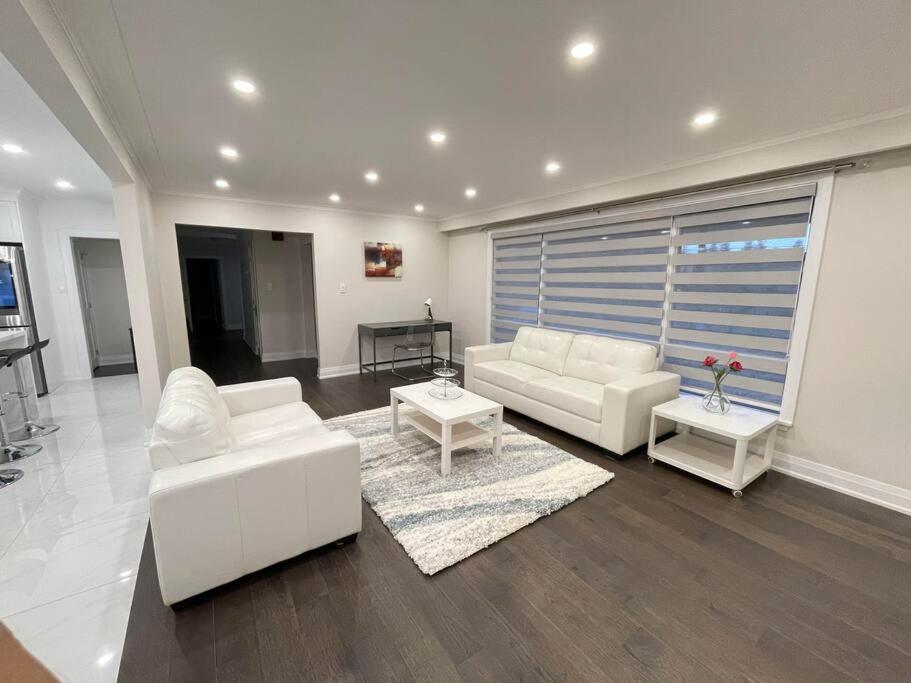 3-Bedroom Modern Luxury Apartment In The Heart Of City Торонто Екстериор снимка