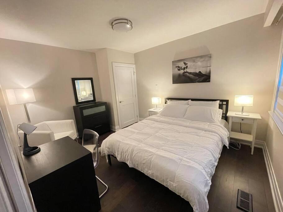 3-Bedroom Modern Luxury Apartment In The Heart Of City Торонто Екстериор снимка